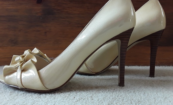 Enzo Angiolini cream/gold ruffle heels 8 - Picture 4 of 7